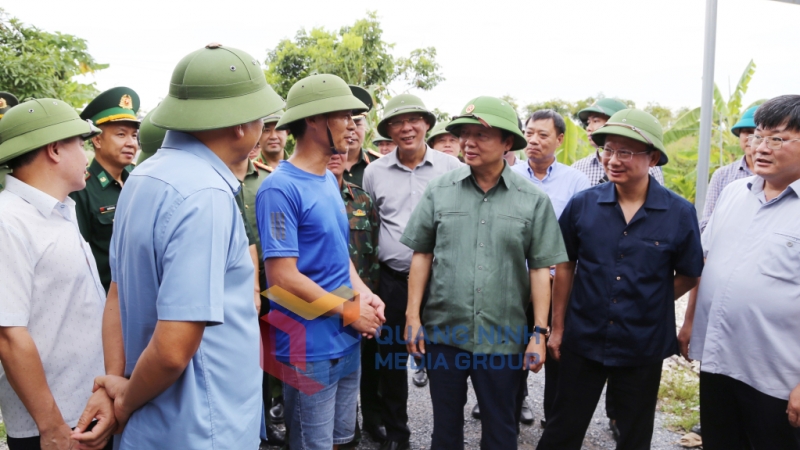 Phó Thủ tướng Trần Hồng Hà hỏi thăm việc chủ động thực hiện các biện pháp chống bão của người dân xã Liên Hòa, TX Quảng Yên (9-2024). Ảnh: Nguyễn Thanh