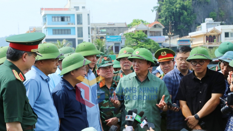 Phó Thủ tướng Trần Hồng Hà kiểm tra tại khu neo đậu tàu thuyền tránh trú bão thị trấn Cái Rồng (huyện Vân Đồn) (9-2024). Ảnh: Nguyễn Thanh