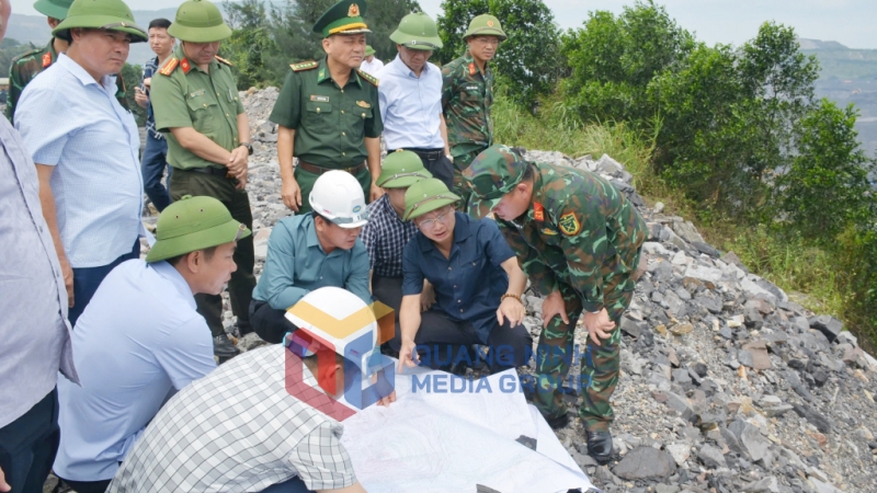 Chủ tịch UBND tỉnh Cao Tường Huy kiểm tra công tác phòng chống bão số 3 tại khai trường Công ty CP Than Đèo Nai - Cọc Sáu (9-2024). Ảnh: Đỗ Phương