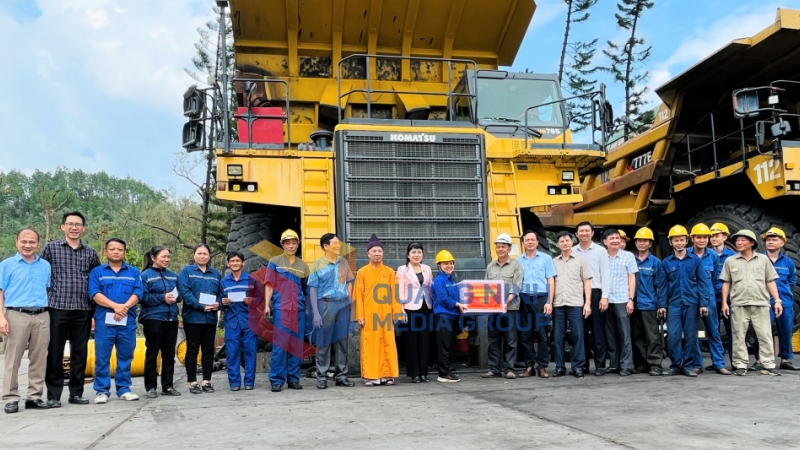 Đoàn ĐBQH tỉnh thăm, tặng quà động viên tập thể cán bộ công nhân viên Công ty CP Than Hà Tu - Vinacomin nhanh chóng ổn định sản xuất kinh doanh sau bão số 3.
