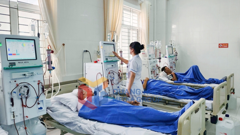 Chạy thận nhân tạo cho người bệnh tại Trung tâm Y tế TX Quảng Yên (9-2024). Ảnh: Nguyễn Hoa