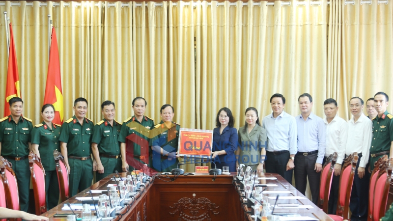 Đồng chí Trịnh Thị Minh Thanh, Phó Bí thư Thường trực Tỉnh ủy, tặng quà động viên cán bộ, chiến sĩ Bộ Chỉ huy Quân sự tỉnh (9-2024). Ảnh Thu Chung
