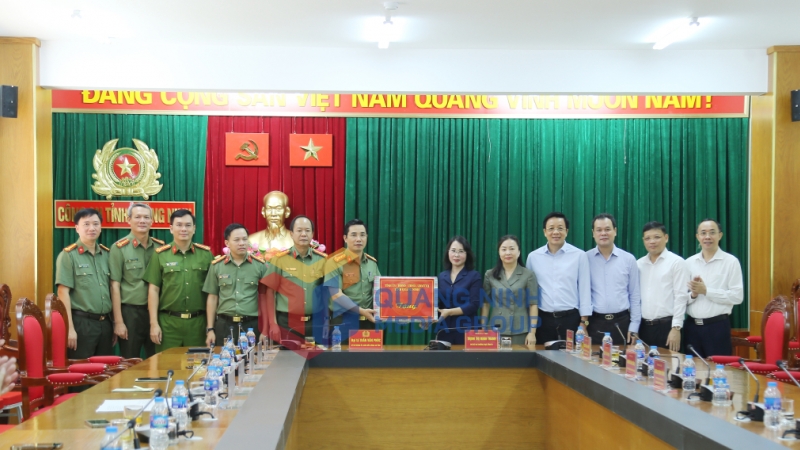 Đồng chí Phó Bí thư Thường trực Tỉnh ủy tặng quà động viên cán bộ, chiến sĩ Công an tỉnh (9-2024). Ảnh Thu Chung