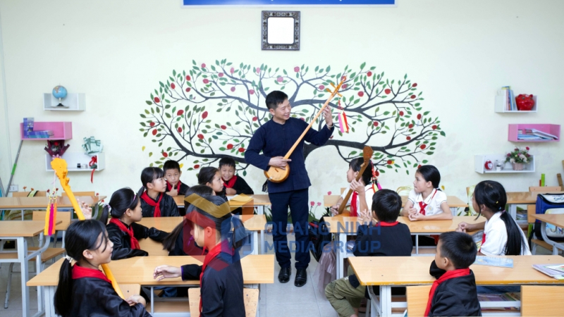 Học sinh Bình Liêu được học chương trình giáo dục văn hoá truyền thống dân tộc ở trường học (9-2024). Ảnh: Hà Phong