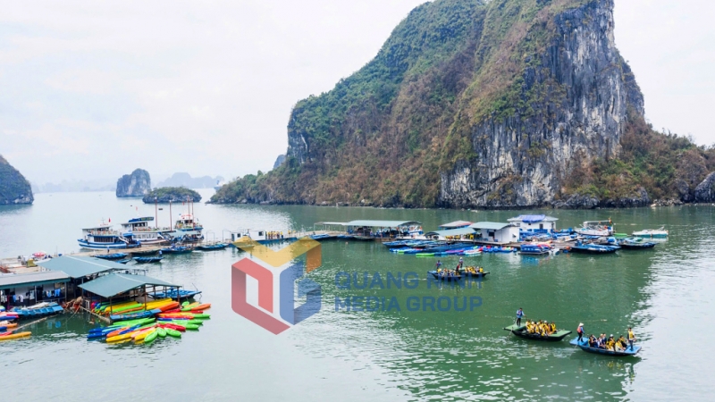 Du khách hào hứng tham gia chèo thuyền trên Vịnh (9-2024). Ảnh: Đỗ Giang
