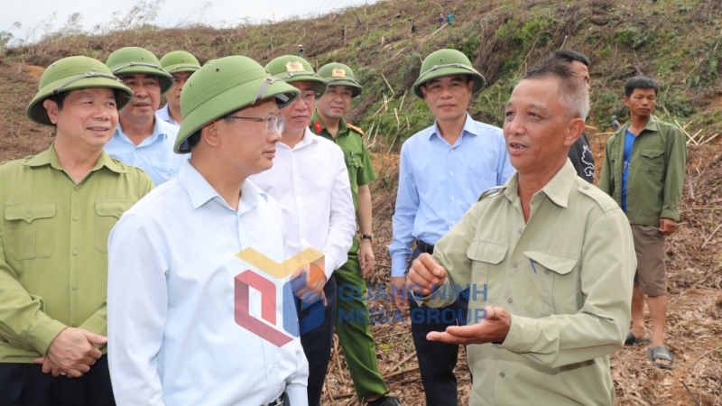 Đồng chí Chủ tịch UBND tỉnh Cao Tường Huy gặp gỡ, chia sẻ với người dân có rừng sản xuất bị thiệt hại sau bão số 3 (9-2024). Ảnh: Đỗ Phương