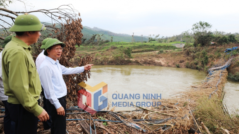 Đồng chí Chủ tịch UBND tỉnh kiểm tra cầu thôn Khe Pụt, xã Thanh Sơn bị bão số 3 phá hủy (9-2024). Ảnh: Đỗ Phương