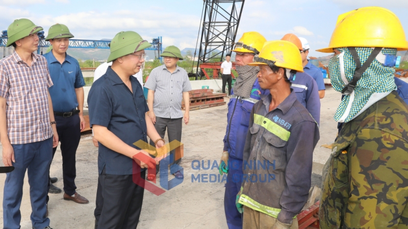 Đồng chí Chủ tịch UBND tỉnh trò chuyện, động viên công nhân thi công Đường ven sông kết nối cao tốc Hạ Long - Hải Phòng đến TX Đông Triều (9-2024). Ảnh: Đỗ Phương