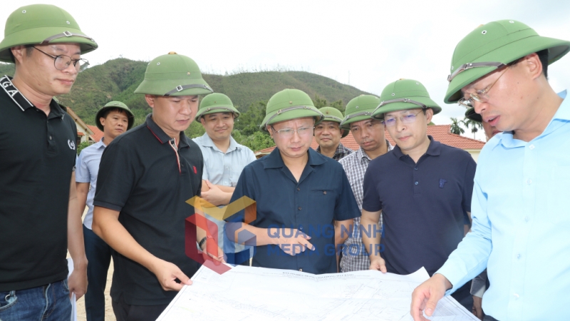 Đồng chí Cao Tường Huy, Chủ tịch UBND tỉnh kiểm tra công tác tổ chức thi công tại Dự án Cải tạo nâng cấp Quốc lộ 279 đoạn nối Cẩm Phả - Hạ Long (9-2024). Ảnh: Đỗ Phương