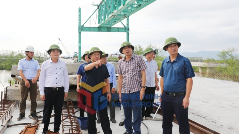 Chủ tịch UBND tỉnh kiểm tra tiến độ thi công Đường ven sông kết nối cao tốc Hạ Long - Hải Phòng đến TX Đông Triều (9-2024). Ảnh: Đỗ Phương