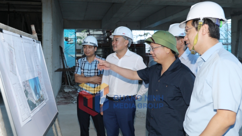 Đồng chí Chủ tịch UBND tỉnh Cao Tường Huy kiểm tra tiến độ thi công Trụ sở Trung tâm Truyền thông tỉnh (9-2024). Ảnh: Đỗ Phương
