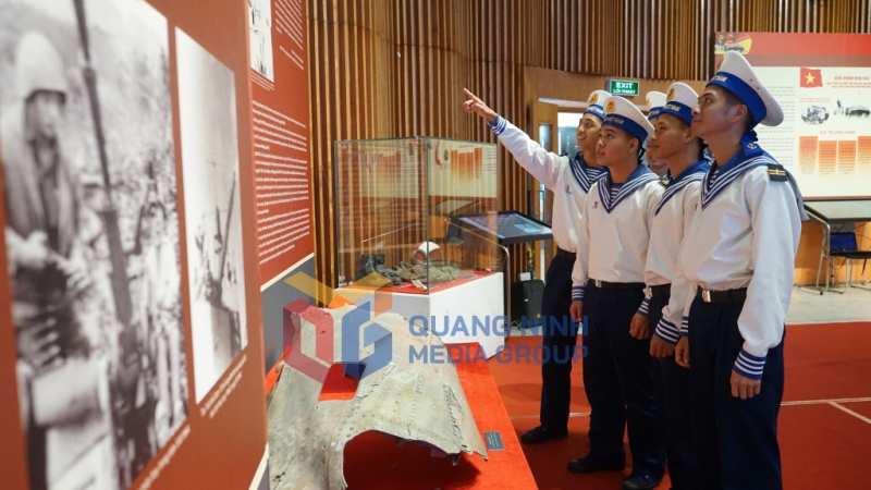 Chiến sĩ trẻ xem triển lãm những hình ảnh chiến đấu của cha ông (9-2024). Ảnh: Phạm Học