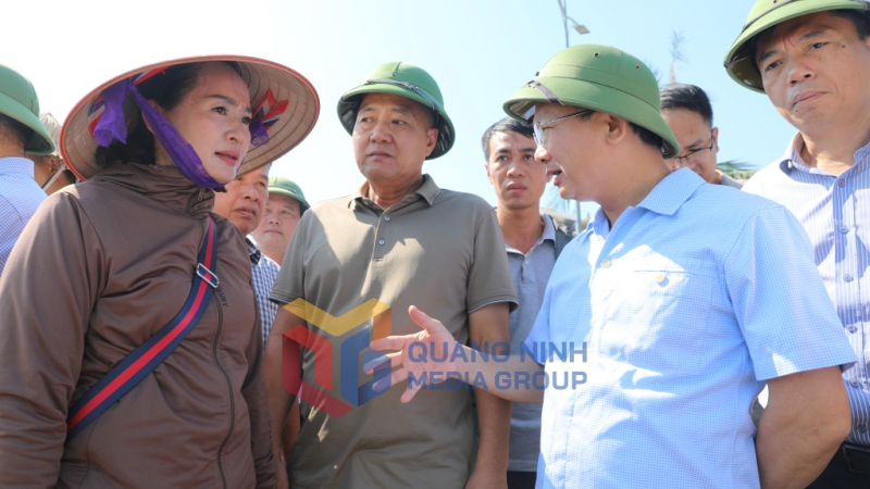 Chủ tịch UBND tỉnh trò chuyện, động viên người dân có tàu bị chìm đắm trên Vịnh Hạ Long (10-2024). Ảnh: Đỗ Phương