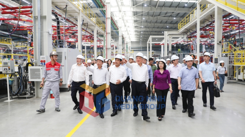 Đồng chí Phó Thủ tướng Thường trực Chính phủ Nguyễn Hòa Bình thăm Nhà máy ô tô Thành Công Việt Hưng (10-2024). Ảnh: Đỗ Phương