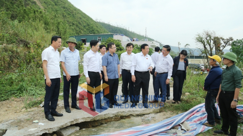 Đồng chí Nguyễn Xuân Thắng, Ủy viên Bộ Chính trị, Giám đốc Học viện Chính trị quốc gia Hồ Chí Minh, Chủ tịch Hội đồng Lý luận Trung ương, ĐBQH tỉnh, cùng các ĐBQH tỉnh kiểm tra khu vực sạt trượt đất đá trên diện rộng tại tổ 7, khu 5, phường Quang Hanh, TP Cẩm Phả (10-2024). Ảnh: Thu Chung