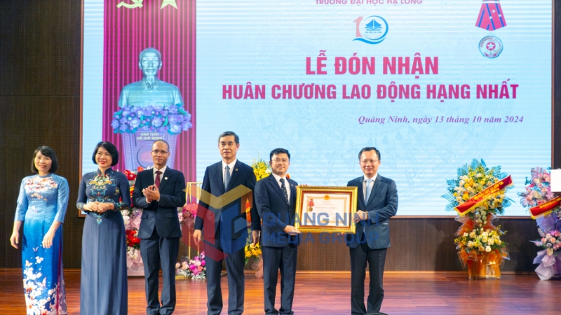 2024-10_Chủ tịch UBND tỉnh Cao Tường Huy trao Huân chương Lao động hạng Nhất cho Trường Đại học Hạ Long. Ảnh: Thu Phương