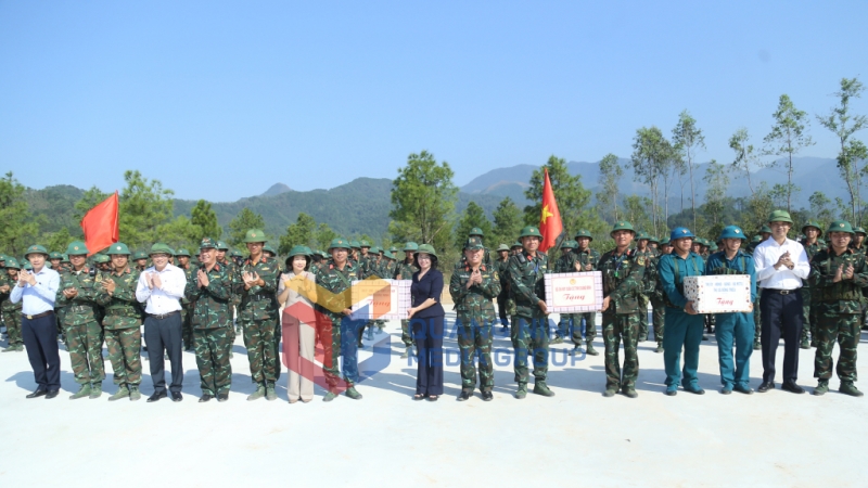 Đồng chí Trịnh Thị Minh Thanh, Phó Bí thư Thường trực Tỉnh ủy cùng các đồng chí lãnh đạo tỉnh tặng quà động viên cán bộ, chiến sỹ (10-2024). Ảnh: Thu Chung