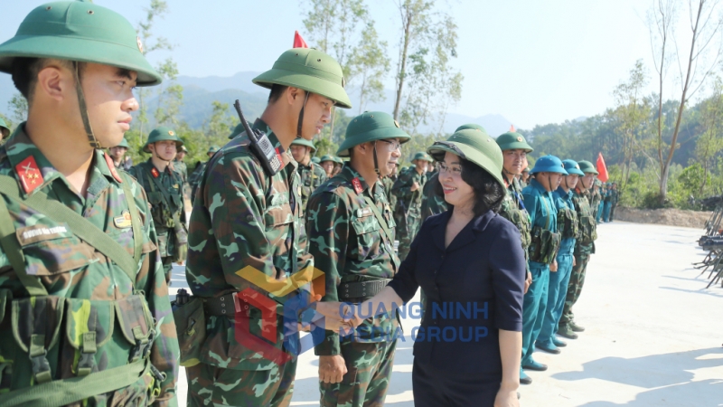 Đồng chí Trịnh Thị Minh Thanh, Phó Bí thư Thường trực Tỉnh ủy thăm, động viên cán bộ, chiến sỹ tham gia huấn luyện thực binh bắn đạn thật trong diễn tập (10-2024). Ảnh: Thu Chung