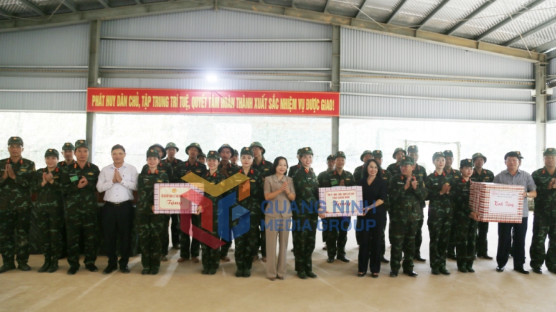 Đồng chí Phó Bí thư Thường trực Tỉnh ủy cùng các đồng chí lãnh đạo tỉnh động viên, tặng quà cán bộ, chiến sỹ làm nhiệm vụ xây dựng thiết bị Sở chỉ huy diễn tập (10-2024). Ảnh: Thu Chung