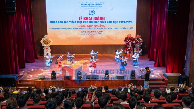 2024-10_Các lưu học sinh Lào biểu diễn văn nghệ chào mừng Lễ khai giảng Khóa đào tạo tiếng Việt cho lưu học sinh Lào, năm học 2024 – 2025. Ảnh: Trung Dũng