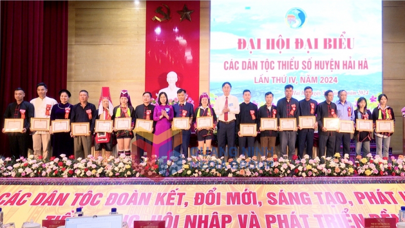 UBND huyện Hải Hà đã khen thưởng cho 10 tập thể và 18 cá nhân có thành tích xuất sắc nhân dịp Đại hội các dân tộc thiểu số huyện Hải Hà lần thứ IV năm 2024. Ảnh: Thanh Trường (Trung tâm TT&VH Hải Hà)