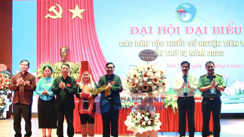 Lãnh đạo Ban Dân tộc tỉnh tặng hoa chúc mừng Đại hội. Ảnh: Trần Hoàn (CTV)