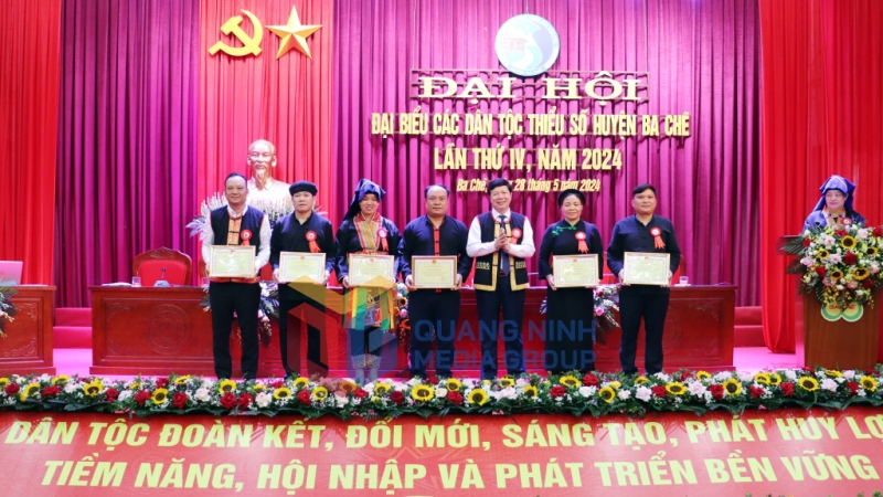 Nhiều tập thể, cá nhân có thành tích xuất sắc trong phát triển kinh tế - xã hội, bảo đảm quốc phòng an ninh vùng DTTS trên địa bàn huyện giai đoạn 2019 – 2024 được biểu dương khen thưởng  (10-2024). Ảnh: Trúc Linh