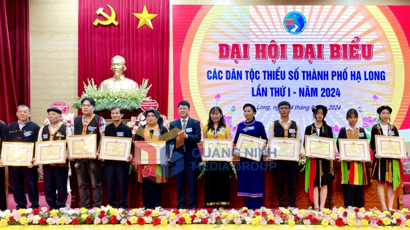 Nhiều tập thể, cá nhân có thành tích xuất sắc trong công tác dân tộc, thực hiện chính sách dân tộc trên địa bàn thành phố giai đoạn 2019 - 2024 được biểu dương, khen thưởng tại Đại hội (10-2024). Ảnh: Hoàng Nga