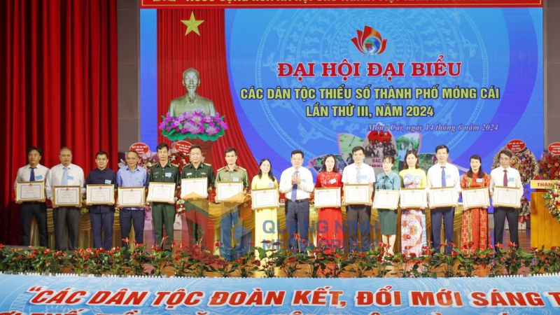 Nhiều tập thể, cá nhân được biểu dương, khen thưởng do có thành tích xuất sắc trong công tác dân tộc tại địa phương (10-2024). Ảnh: Hữu Việt