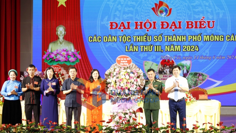 Lãnh đạo Ban Dân vận Tỉnh ủy, Bộ CHQS tỉnh tặng hoa chúc mừng Đại hội (10-2024). Ảnh: Hữu Việt
