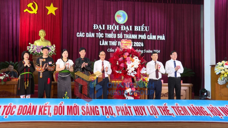 Đồng chí Nghiêm Xuân Cường, Phó Chủ tịch UBND tỉnh tặng hoa chúc mừng Đại hội (10-2024). Ảnh: Bảo Long