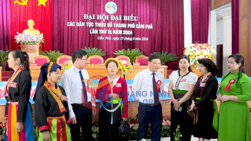 Đồng chí Nghiêm Xuân Cường, Phó Chủ tịch UBND tỉnh trò chuyện với các đại biểu đại diện cho hơn 1 vạn đồng bào dân tộc thiểu số của TP Cẩm Phả (10-2024). Ảnh: Bảo Long