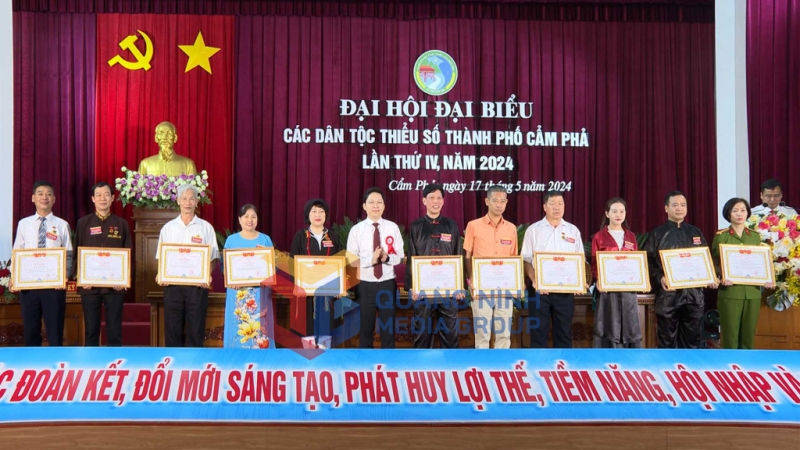 TP Cẩm Phả khen thưởng các tập thể, cá nhân xuất sắc (10-2024). Ảnh: Bảo Long