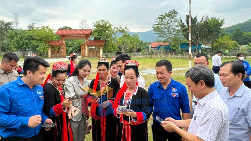 2024-10_Đoàn Thanh niên xã Bằng Cả gắn mã QR Code công trình thanh niên Ứng dụng CNTT trong tuyên truyền, quảng bá Khu Bảo tồn văn hóa người Dao Thanh Y xã Bằng Cả. Ảnh: Dương Hà