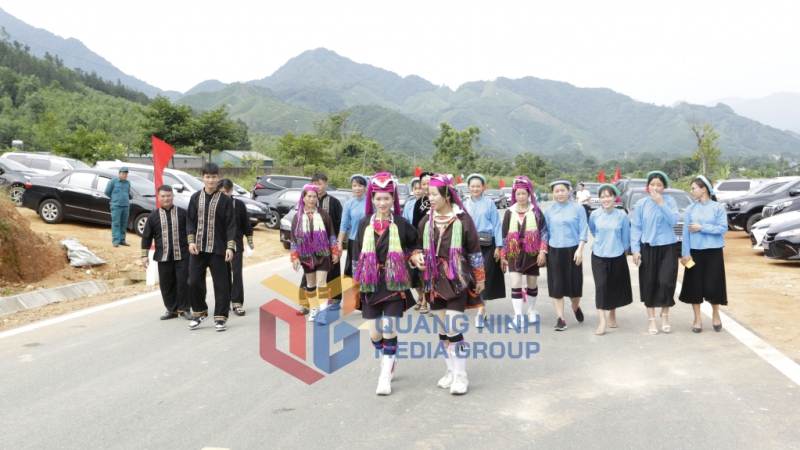2023-09_Người dân TP Móng Cái phấn khởi đi trên con đường mới, đường tỉnh 341. Ảnh: Khánh Giang
