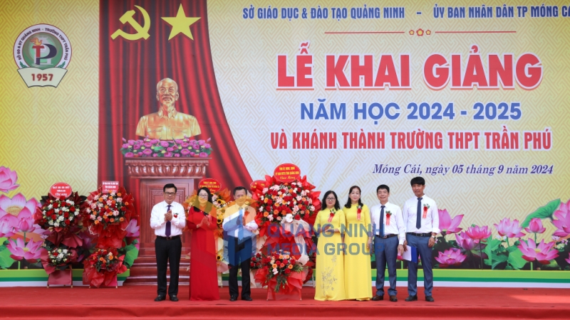 2024-10_Chủ tịch UBND tỉnh Cao Tường Huy, tặng hoa chúc mừng thầy, trò Trường THPT Trần Phú.