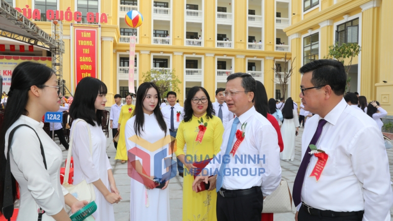 2024-10_Chủ tịch UBND tỉnh Cao Tường Huy, trò chuyện với cô trò Trường THPT Trần Phú.