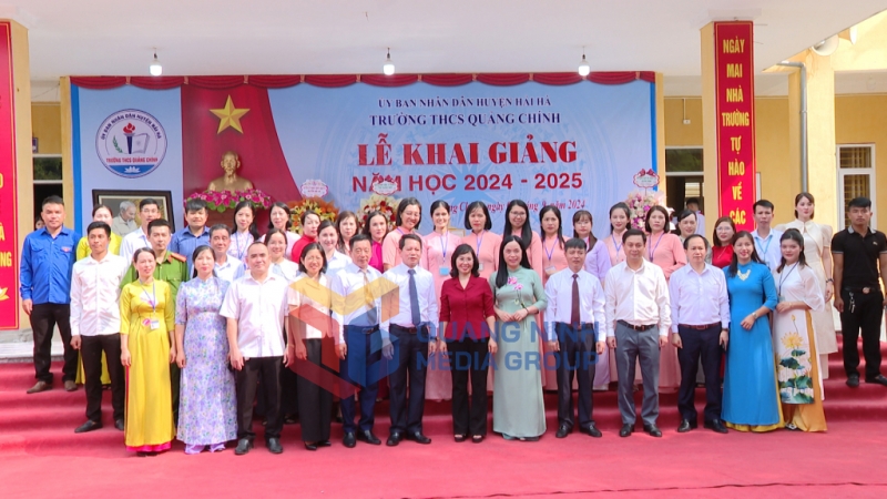 2024-10_Phó Bí thư Thường trực Tỉnh ủy Trịnh Thị Minh Thanh chụp ảnh lưu niệm cùng giáo viên, học sinh Trường THCS Quảng Chính, xã Quảng Chính, huyện Hải Hà.