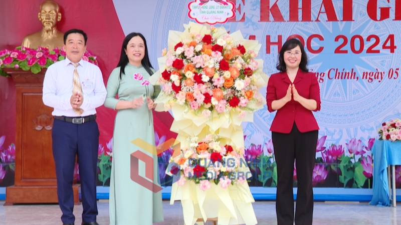 2024-10_Phó Bí thư Thường trực Tỉnh ủy Trịnh Thị Minh Thanh tặng hoa chúc mừng lễ khai giảng tại Trường THCS Quảng Chính, xã Quảng Chính, huyện Hải Hà.