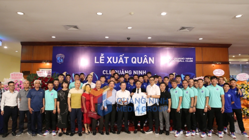 2024-10_Lễ xuất quân đội bóng đá Quảng Ninh FC tham gia giải hạng Ba quốc gia- Chủ tịch UBND tỉnh Cao Tường Huy chụp ảnh lưu niệm cùng tập thể đội bóng. Ảnh: Minh Đức