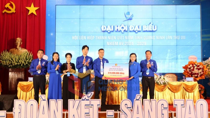 Đồng chí Nguyễn Phạm Duy Trang, Bí thư BCH Trung ương Đoàn, Chủ tịch Hội Đồng đội Trung ương trao ủng hộ 610 triệu đồng của Hội đồng đội Trung ương cho thiếu nhi Quảng Ninh (10-2024). Ảnh: Minh Đức