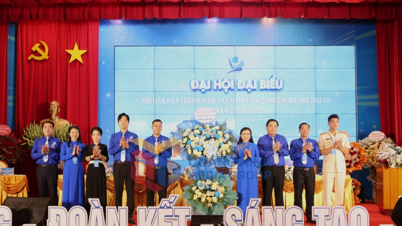 Các đồng chí lãnh đạo Trung ương Đoàn, Trung ương Hội LHTN Việt Nam tặng hoa chúc mừng Đại hội (10-2024). Ảnh: Minh Đức