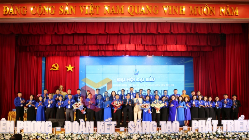 Các đồng chí lãnh đạo Trung ương Đoàn, lãnh đạo tỉnh tặng hoa chúc mừng 44 đồng chí trong Ủy ban Tỉnh Hội khóa 7, nhiệm kỳ 2024-2029 (10-2024). Ảnh: Minh Đức