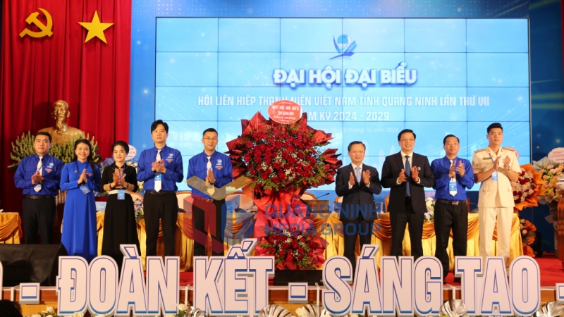 Tỉnh ủy-HĐND-UBND-Ủy ban MTTQ tỉnh tặng hoa chúc mừng Đại hội (10-2024). Ảnh: Minh Đức