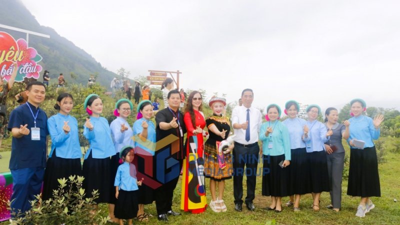 2024-05_Lễ hội Hoa sim biên giới 2024- Nhân dân, du khách rộn ràng tham dự lễ hội hoa sim rực rỡ nơi biên cương Tổ Quốc. Ảnh Trung tâm TTVH Móng Cái