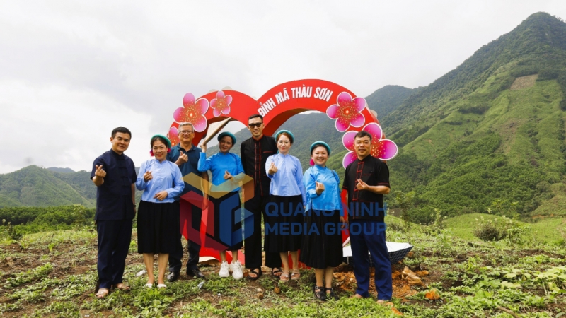 Du khách check-in Đồi sim tình yêu bên đỉnh Mã Thàu Sơn (Hải Sơn, Móng Cái) trong trang phục truyền thống của đồng bào Sán Chỉ (10-2024). Ảnh: Thu Hằng (CTV).