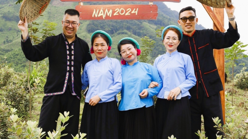 Du khách check-in Đồi sim tình yêu bên đỉnh Mã Thàu Sơn (Hải Sơn, Móng Cái) trong trang phục truyền thống của đồng bào Sán Chỉ (10-2024). Ảnh: Thu Hằng (CTV)