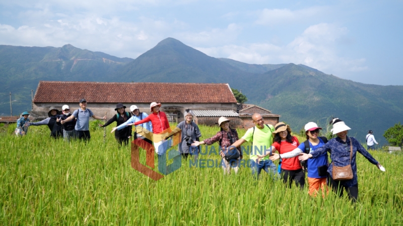 2024-10_Khách du lịch Trekking khám phá thiên nhiên ở Đồng Văn. Ảnh: Đào Linh