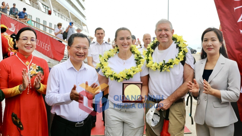2024-10_Quảng Ninh đón vị khách quốc tế thứ 3 triệu- Các đồng chí lãnh đạo tỉnh Quảng Ninh chào đón du khách. Ảnh: Đỗ Phương
