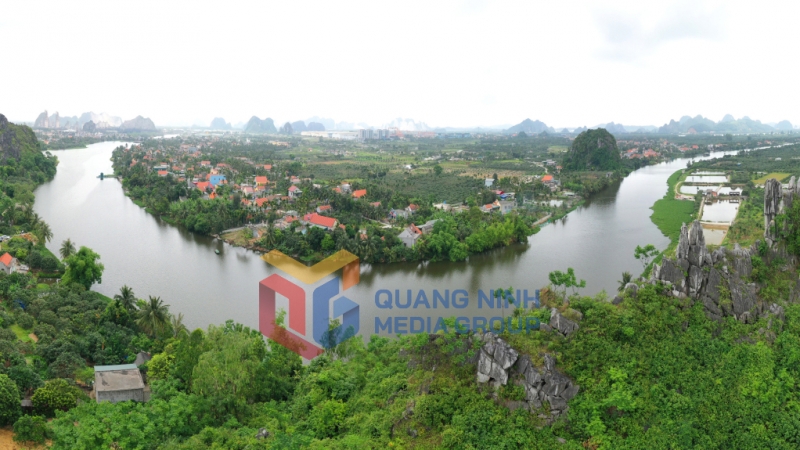 Dòng sông Kinh Thầy xanh trong, hiền hoà (10-2024). Ảnh: Đỗ Giang